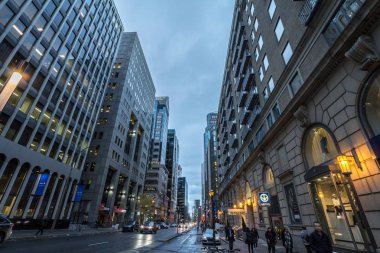 Montreal, Kanada - 7 Kasım 2018: Boulevard de Maisonneuve sokak şehir merkezi iş bölgesi montreal Montreal, Quebec'de geceleri, geçen yayalar ile