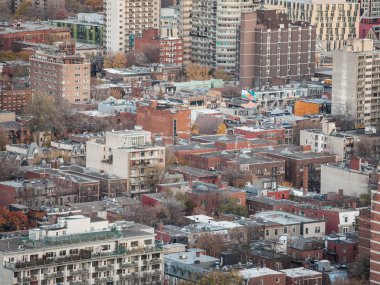 Montreal, Kanada - 4 Kasım 2018: Montreal hava görünümünü kendi kendine özgü Amerikan kırmızı tuğla konut evleri ile Le Plateau bölgesinin başında bir odak ile