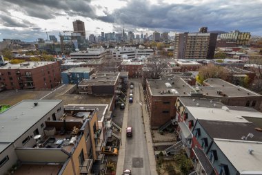 Montreal, Kanada - 8 Kasım 2018: Montreal yükseltilmiş görünümünü kendi kendine özgü Amerikan kırmızı tuğla konut evleri ile Le Plateau bölgesinin başında bir odak ile