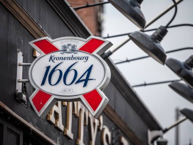 Ottawa, Kanada - 12 Kasım 2018: Kronenbourg 1664 bira logosuna Ottawa, Ontario yerel bir pub. 1664 doğu dünya çapında ihraç Fransa'da Fransız bir lager üretilir