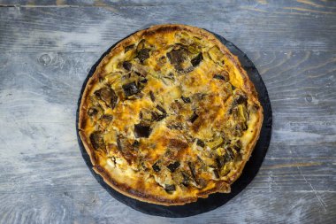  Fransız sebze Quiche Lorraine pasta, rustik ahşap bir masa ekranda yukarıdan gördüm. Doğu Fransa, bir pasta börek, peynir, süt, krema ve sebze yapılan ikonik bir yemektir