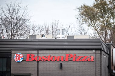 Ottawa, Kanada - 12 Kasım 2018: Boston Pizza logo kendi lokanta Ottawa, Ontario önünde. Boston Pizza olduğunu Kanadalı tabanlı fast food restoranlar İhtisas pizza franchise