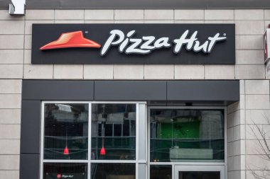 Ottawa, Kanada - 12 Kasım 2018: Pizza Hut logo Ottawa, Ontario kendi yerel restoran önünde. Pizza Hut'a bir Amerikan zinciri fast food satan pizza ve İtalyan gıda olduğunu