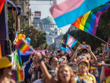 Belgrad, Sırbistan - 16 Eylül 2018: yetiştirme ve gökkuşağı homoseksüel bayrakları ve transseksüel bayrakları, Belgrad Gay Pride sırasında holding kalabalık. Tören bu yıl büyük polis seyretmek altında oldu.