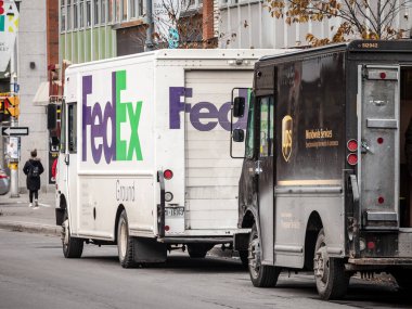 Ottawa Kanada - 12 Kasım 2018: Fedex ve Ups logoları yan yana teslim vans sokakta Ottawa, Ontario. FedEx ve Ups yarışıyor Amerikan kurye İhtisas parsel ve harfler nakliye