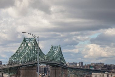 Luxembourg Montreal, Quebec, Kanada'da yönde bulutlu bir öğleden sonra boyunca alınan Pont Jacques Cartier köprü. Saint Lawrence Nehri üzerinde bir metal çelik köprü ve Montreal bir dönüm noktası olduğunu