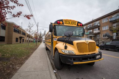 Montreal, Kanada - 9 Kasım 2018: Kuzey Amerika sarı okul bir sokakta park tarafından Fransızca, Quebec Fransızca konuşma kuralları göre bilgilerle geçen arabalar ile öğrenciler için bekleyen otobüs