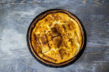 Geleneksel Fransız Quiche Lorraine pasta, rustik ahşap bir masa ekranda yukarıdan gördüm. Doğu Fransa, bir pasta börek, peynir, süt, krema ve jambon yapılan ikonik bir yemektir