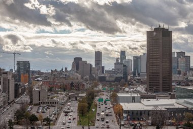 Montreal, Kanada - 8 Kasım 2018: Manzarası, Montreal Cbd Maison radyo Kanada Cbc Kulesi ve Avenue Viger ve boulevard Ville Marie yoğun trafik ile Karayolları ile