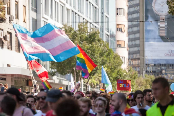 Belgrado Servië September 2018 Menigte Verhogen Regenboog Homo Vlaggen Transgender — Stockfoto
