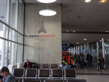 Roissy, Fransa - 2 Kasım 2018: Roissy Charles de Gaulle Havalimanı, Terminal Paris Aeroport logosuna 2d. Adp Aeroports de Paris, özelleştirilmesi Havaalanı şirket ticari adıdır