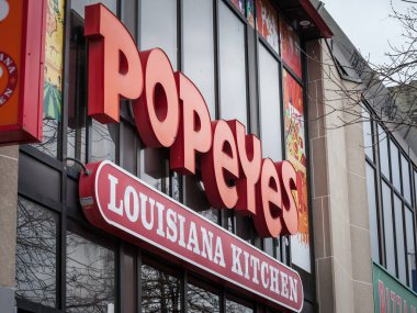 Toronto, Kanada - 13 Kasım 2018: Popeyes Louisiana Restoran logo Toronto, Ontario kendi yerel restoran önünde. Popeyes kızarmış tavuk lokanta markasıdır.