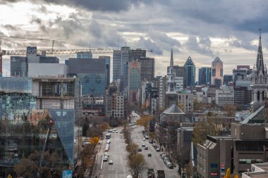 Montreal, Kanada-8 Kasım 2018: Skyline of Montreal CBD, bulutlu bir öğleden sonra Rene Levesque Bulvarı caddesinde Le Village bölgesinden görüldü. Montreal Quebec ana iş merkezi