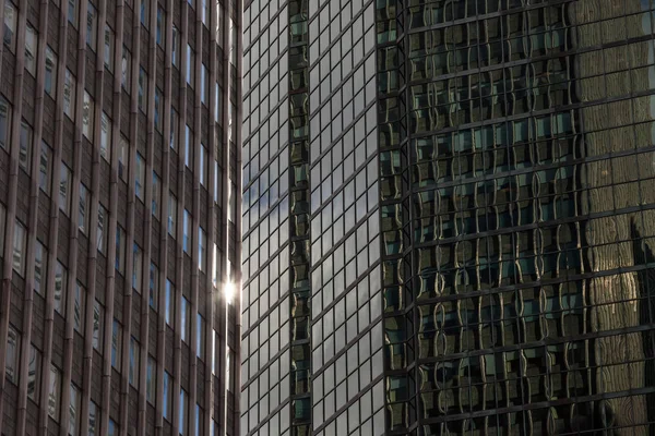Reflexión Solar Sobre Una Fachada Abstracta Rascacielos Financieros Con Vidrio —  Fotos de Stock