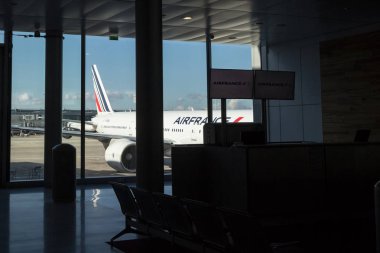 Paris, Fransa-2 Kasım 2018: Boeing 777-228er hava Fransa 'ya ait, Roissy Charles de Gaulle CDG Havalimanı 'nda 2e terminalinin kapısına binmeye hazır. Airfrance Fransız bayrağı taşıyıcısı