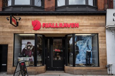 Toronto, Kanada-13 Kasım 2018: şehir Toronto, Ontario kendi yerel mağaza önünde Fjallraven logosu. Fjallraven bir Isveç giyim ve dış mekan ekipmanları markası