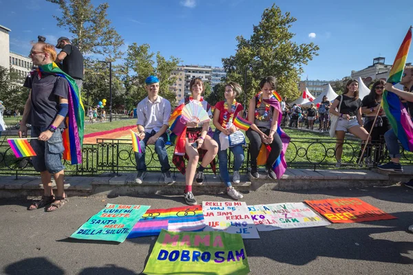 Belgrado Servië September 2018 Activisten Verhogen Houden Rainbow Gay Vlaggen — Stockfoto