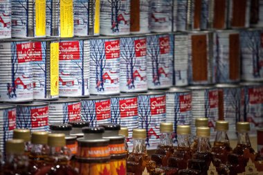 Montreal, Kanada-9 Kasım 2018: Maple şurubu metal Montreal Jean Talon pazarında Satılık olabilir. Quebec dünyada akçaağaç şurubu en yüksek üreticisi ve Kanada sembolü
