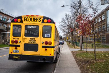 Montreal, Kanada - 9 Kasım 2018: Kuzey Amerika sarı okul bir sokakta park tarafından Fransızca, Quebec Fransızca konuşma kuralları göre bilgilerle geçen arabalar ile öğrenciler için bekleyen otobüs