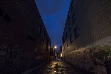 Montreal, Kanada-8 Kasım 2018: kötü muhafaza tuğla bina ile, karanlık bir akşam sırasında, Montreal, Quebec sonbaharda tipik Kuzey Amerika konut sokak harap