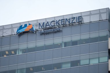 Toronto, Kanada-13 Kasım 2018: Mackenzie ınvestemnts logosu Toronto, Kanada 'daki karargahı önünde. Mackenzie bir Kanadalı yatırım yönetimi ve danışmanlık firması