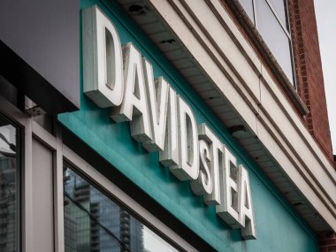 Toronto, Kanada-13 Kasım 2018: Toronto, Ontario 'daki dükkanlarının önünde Davidstea logosu. Davids Tea bir Kanadalı zincir çay ve çay aksesuarları satan uzmanlaşmıştır