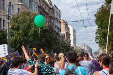 Belgrad, Sırbistan-17 Eylül 2017: Belgrad eşcinsel gururu sırasında gökkuşağı gay bayraklarını büyüterek ve tutan kalabalığın. Geçit töreni bu yıl sorun olmadan oldu, büyük polis saati altında..