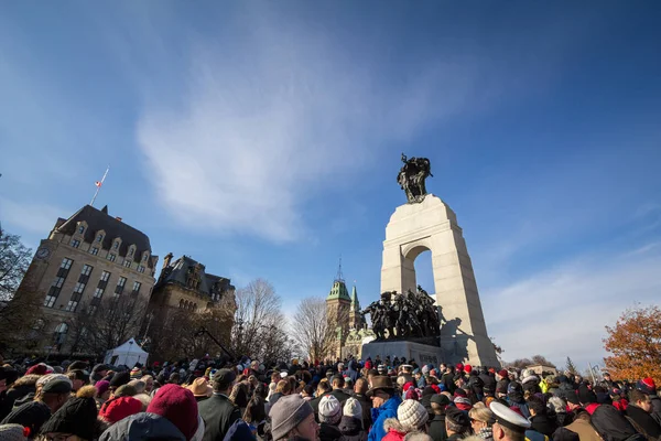Οττάβα Καναδάς Νοεμβρίου 2018 Πλήθος Συγκεντρώνεται Στο Μνημείο Του Εθνικού — Φωτογραφία Αρχείου