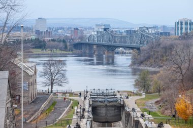 Ottawa, Kanada - Novembre 12, 2018: Ottawa Rideau Kanal Kilitleri, Ontario, St Lawrence nehri ile, Alexandra köprüsü ve arka planda Gatineau Hull şehir. Kanal ve kilitleri Ottawa'nın simgelerinden biridir.