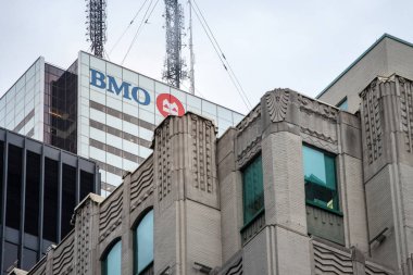 Toronto, Kanada - 13 Kasım 2018: Bmo olarak bilinen Bank of Montreal logosu, First Canadian Place kulesindeki genel merkezlerinin üzerinde, Banque de Montreal olarak adlandırılan, Amerika'nın ana bankalarından biridir
