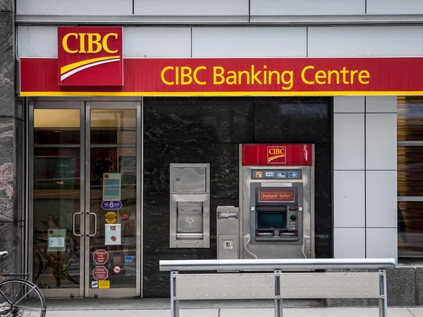 トロント カナダ 2018年11月3日 トロントの銀行センターの前に そのAtmとCibcのロゴ カナダ帝国商業銀行と同様に呼ばれ それはアメリカの主要な銀行の一つです — ストック写真