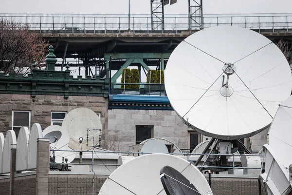 Verschiedene Satellitenschüsseln Und Strahler Technischen Zentrum Eines Medienfernseh Und Radiosenders — Stockfoto