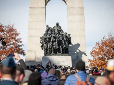 Ottawa, Kanada - 11 Kasım 2018: Çatışmalarda ölen Kanadalılar anmak için anma gününde Ottawa, Ontario, Kanada, Ulusal Savaş Anıtı üzerinde toplama kalabalık