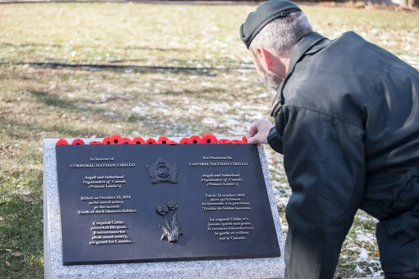Οττάβα Καναδάς Νοεμβρίου 2018 Στρατιώτης Που Βάζει Μνήμη Παπαρούνας Στην — Φωτογραφία Αρχείου