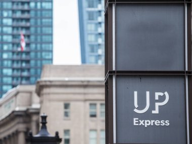 Toronto, Kanada - 13 Kasım 2018: Dowtown Toronto'daki Union Station'ın önünde Up Express logosu. Union Pearson Express, Pearson Airport & Downtown Toronto'yu birbirine bağlayan Airport Rail bağlantısıdır