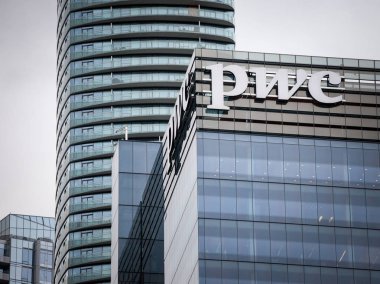 Toronto, Kanada - 13 Kasım 2018: Toronto'daki Ontario'daki ana ofislerinde bir iş bölgesinde Pwc logosu. Pricewaterhousecoopers, Big Four Group bünyesinde dünyanın en büyük denetim firmalarından biridir.