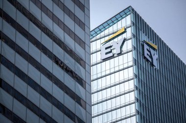 Toronto, Kanada - 13 Kasım 2018: Ernst ve Young (Ey) Toronto, Ontario'nun ana ofisinde logo. Ey, İş Hizmetleri, denetim, vergi danışmanlığı ve muhasebe alanında lider şirketlerden biridir.