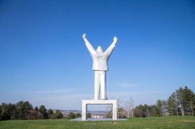 Valjevo, Sırbistan - 11 Nisan 2015: Naziler tarafından öldürülen Yugoslav Komünist partizanı Stjepan Filipoviç Anıtı, Smrt Fasizmu Sloboda Narodu sloganının yazarı, Faşizme Ölüm, İnsanlara Özgürlük