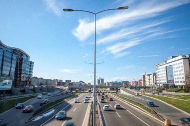 Belgrad, Sırbistan - 2 Nisan 2018: Otobanda geçen araçlar Belgrad, Novi Beograd'dan geçiyor. Sırbistan'ın başkentinin ana otoyollarından biridir.