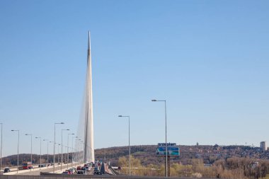 BELGRAD, SERBIA - 2 Nisan 2018: Sava Nehri üzerindeki en son köprülerden biri olan Ada Köprüsü 'nden geçen Belgrad otoyolunda yoğun trafik ve Balkanlar' da bir ulaşım bağlantısı