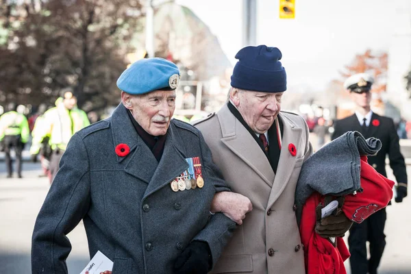 Οττάβα Καναδάς Νοεμβρίου 2018 Δύο Άντρες Του Καναδικού Στρατού Τελειόφοιτους — Φωτογραφία Αρχείου