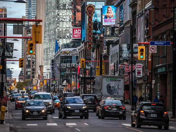 stock image TORONTO, ONTARIO - NOVEMBER 13, 2018: Heavy traffic on Yonge street, downtown Toronto, with entertainment places, theatres, halls and shops, in a typical North American big city architecture