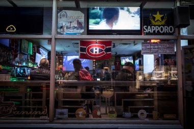 Montreal, Kanada - 7 Kasım 2018: Montreal Kanadalılar (Canadiens de Montreal) le plateau semtindeki bir destekçi barında bayrak. Canadiens Montreal Nhl Buz hokeyi takımı