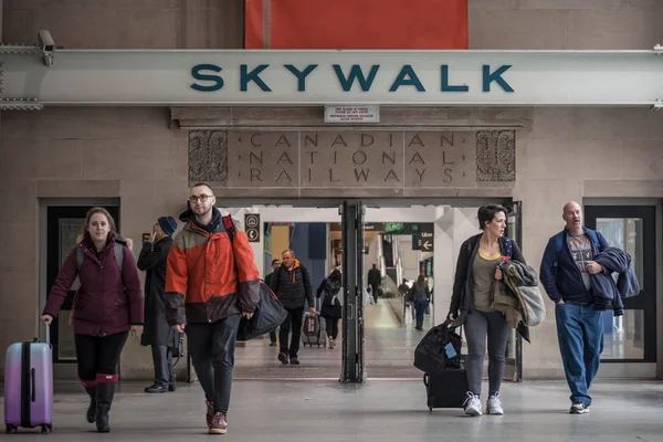 Toronto Canadá Noviembre 2018 Pasajeros Que Pasan Por Skywalk Estación — Foto de Stock