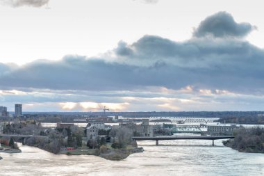 Chaudiere ve Victoria Adaları yanı sıra Chaudiere düşüyor ve köprü ve yukarıdan görülen portage köprü. Quebec ve Ontario arasında, Ottawa ve Gatineau, Kanada arasında bir dizi adadır.