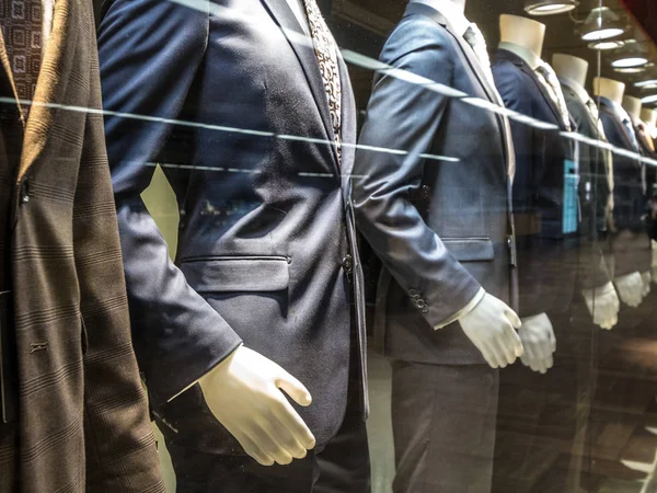 Homens Ternos Com Camisas Gravatas Calças Jaquetas Azuis Exposição Manequins — Fotografia de Stock