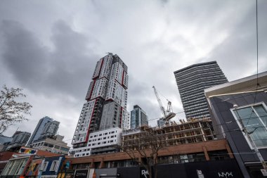 Toronto, Kanada - 13 Kasım 2018: Toronto şehir merkezinin bir bölgesinde, Queen Street'teki apartman kulelerinin inşaat alanları yeniden geliştiriliyor