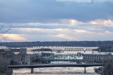 Chaudiere ve Victoria Adaları yanı sıra Chaudiere düşüyor ve köprü ve yukarıdan görülen portage köprü. Quebec ve Ontario arasında, Ottawa ve Gatineau, Kanada arasında bir dizi adadır.