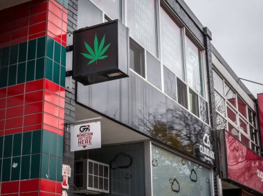 Toronto, Kanada - 13 Kasım 2018: Esrar yaprağı şeklindeki logo, bir mağazanın önünde esrar satışı yapmaktadır. 2018 yılından bu yana, esrar ve esrar eğlence kullanımı Kanada'nın tüm illerinde yasal