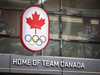 Toronto, Kanada - 13 Kasım 2018: Kanada Olimpiyat Komitesi logosu, Toronto, Ontario'daki sponsorlarından birinde Team Canada olarak da adlandırıldı..